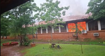 Rayo provoca incendio en colegio técnico de Eusebio Ayala
