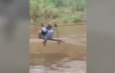Maestros cruzan el río Aquidabán en balsa para llegar a su escuela
