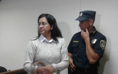 Docente condenada por abuso sexual es destituida y le retiran la matrícula