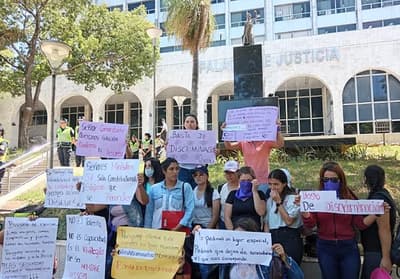 Mujeres protestaron ante el Poder Judicial por exclusión en el Colegio de Policías