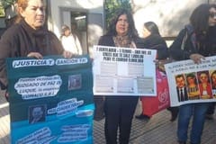 Víctimas de la mafia de los pagarés se encadenan frente al Poder Judicial