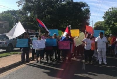 Funcionarios de Clínicas  inician huelga y cierran avenida