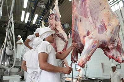 Bloqueo chino a frigoríficos del Mercosur amenaza exportaciones de carne paraguaya