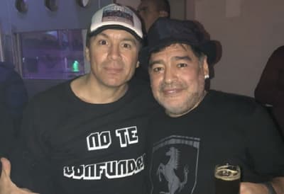 Maradona mostró dotes de bailarín en concierto de Damas Gratis