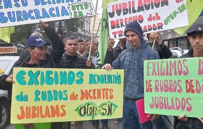 Docentes exigen reposición de rubros de educadores jubilados en manifestación frente al MEC