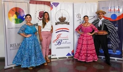 Buscan entrar al récord Guinness con danza de las botellas