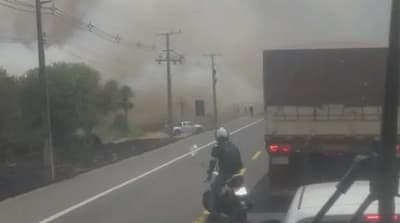 Bomberos combaten incendio forestal de grandes proporciones en Villeta