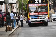 Pasajeros denuncian largas esperas por falta de buses