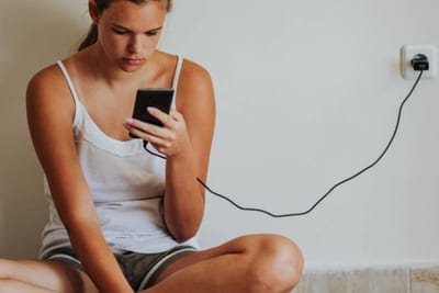 Así afecta al celular usarlo mientras está enchufado