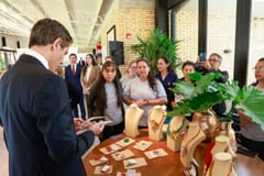 Artesanas de Cateura reciben Marca País por joyas recicladas