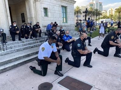 Policías piden perdón de rodillas tras muerte de George Floyd
