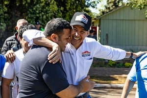 Peña y el condenado hijo de González Daher, unidos en un efusivo abrazo