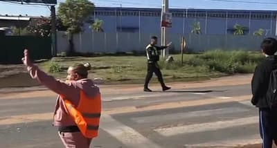 Madres salen a ordenar el tránsito ante falta de controles en Luque