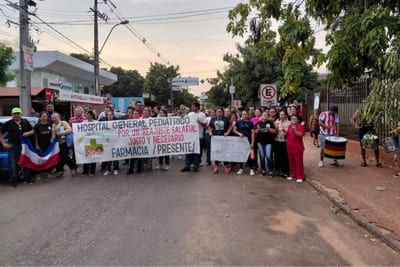 Funcionarios del Hospital Acosta Ñu exigen reajuste salarial