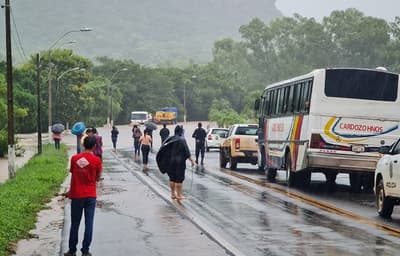 Lluvias desatan caos en Yaguarón con desborde de arroyo e inundaciones