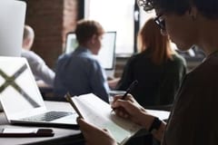 Jóvenes priorizan crecimiento y salario justo