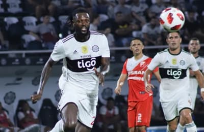 Garnero quiere que Adebayor vuelva