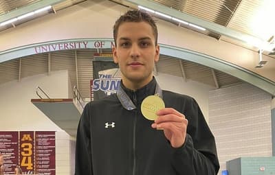 Matheo Mateos triunfa en campeonato de natación en Estados Unidos