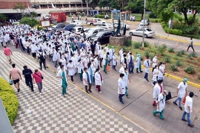 Sancionan proyecto de ley que dignifica salario y carga horaria de médicos