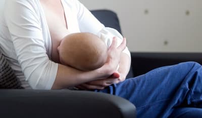 Transgénero logró amamantar a su bebé