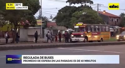 Pasajeros siguen padeciendo por las reguladas y el pésimo servicio de los buses