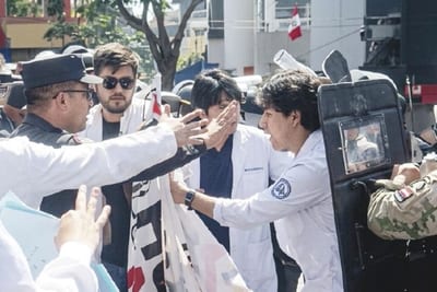 Huelga de médicos seguirá con protestas frente a hospitales