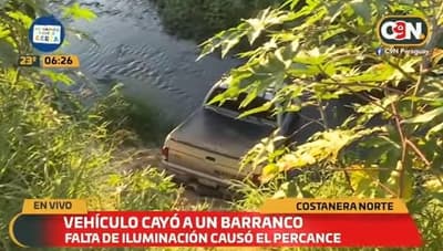 Conductor se “traga” curva en la Costanera y termina en barranco