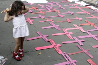 Niños víctimas de feminicidio recibirán pensión mensual