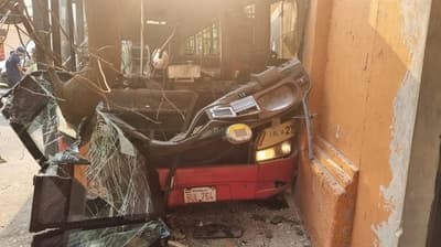 Colectivo embiste árbol y vivienda en Asunción: seis heridos