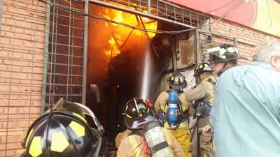 Estallido de manguera lesiona a bombero