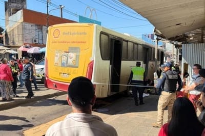 Colectivo arrolla y mata a una mujer en el Mercado 4