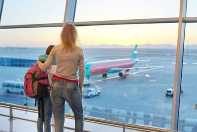 Padres chantajean a madres migrantes para firmar permiso de viaje de sus hijos