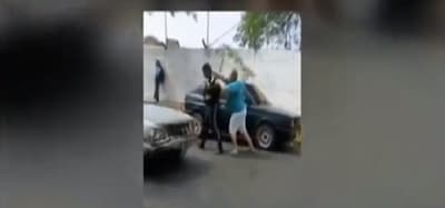Ofuscada, mujer golpea a agente de tránsito
