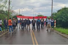 Pescadores bloquean acceso entre Misiones e Itapúa