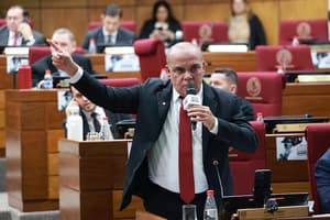 Bachi Núñez propone elevar edad de jubilación de congresistas a 57 años