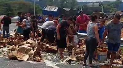 Pobladores saquean camión de cerveza volcado en Caacupé