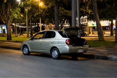 Lambaré: Hombre se quedó dormido en su auto con las ventanillas y baulera abiertas