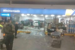 Auto pierde el control y choca contra tienda de una estación de servicio
