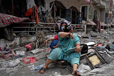 Riada en Nepal deja 903 muertos y miles de desaparecidos