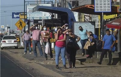 Pasajeros denuncian largas esperas de buses