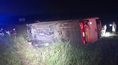 Bus con 37 pasajeros volcó en Coronel Oviedo y dejó dos fallecidos