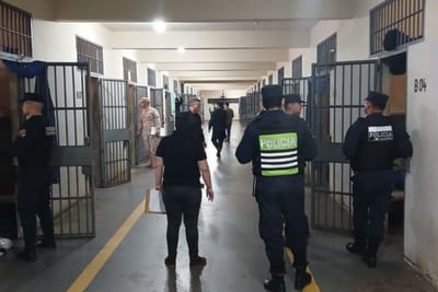Celular oculto en una Biblia sorprende durante requisa en Minga Guazú