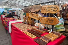 Plaza de la Democracia: feria artesanal por el Día del Folklore