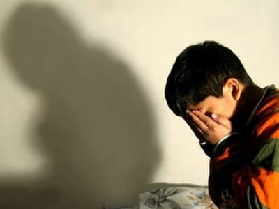 Docente procesado por abuso de niño sigue prófugo
