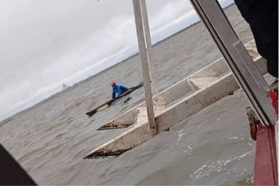 Rescatan a hombre que quedó a la deriva tras hundirse su canoa
