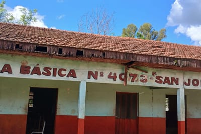 Encarnación: alumnos dan clases bajo árboles ante riesgo de derrumbe