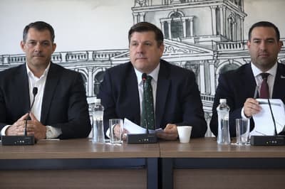 Gobierno admite posible aumento de combustibles