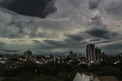¿Están preparados los edificios de Paraguay para tormentas?