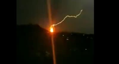 Comparten video de rayo que inició incendio en Petropar  