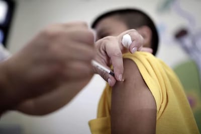 Bajo porcentaje de vacunación infantil contra el dengue